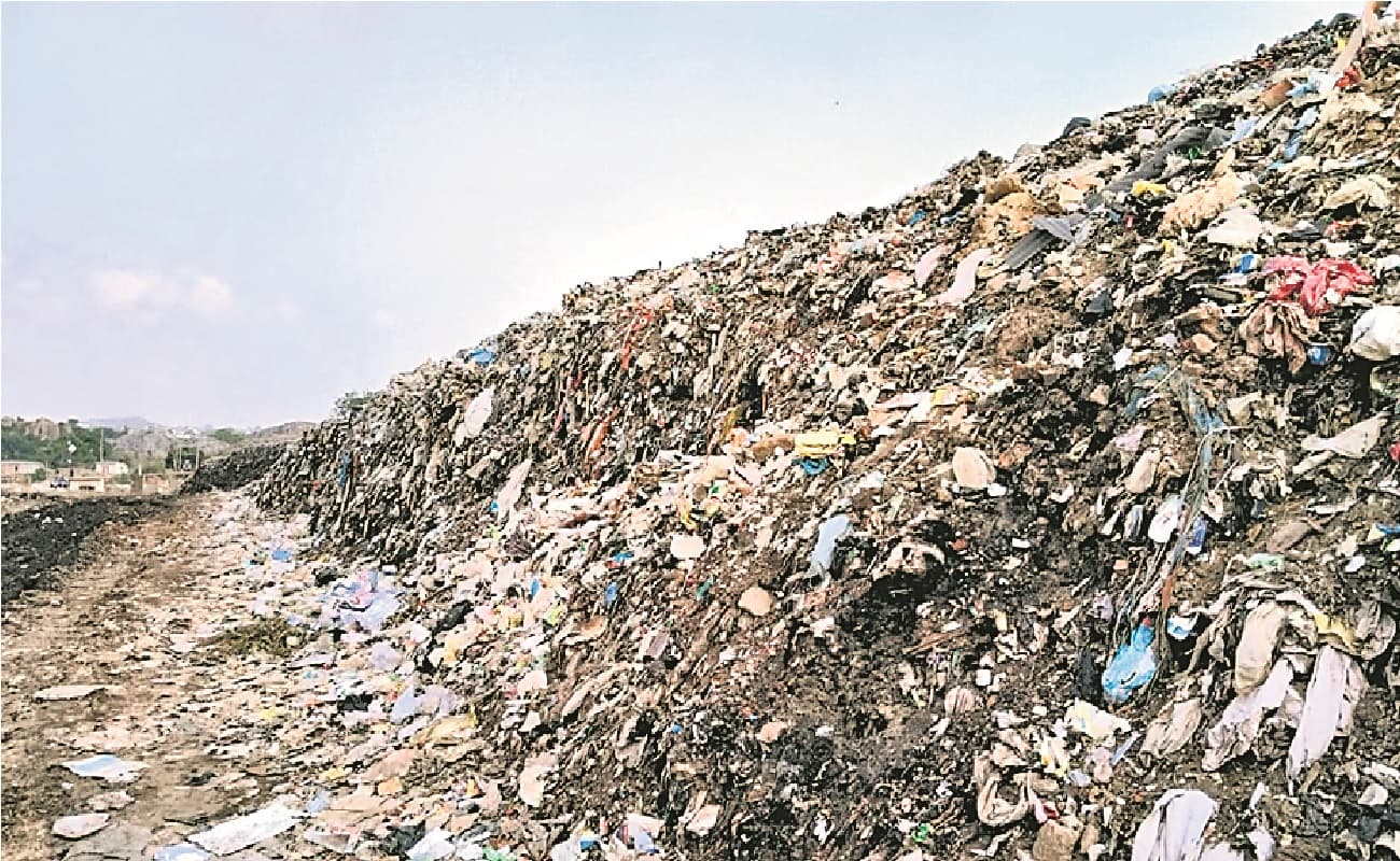 गढ़वा : दानरो नदी बना डंपिंग यार्ड, मसला सुलझाने के प्रयास में उलझता चला गया नगर परिषद