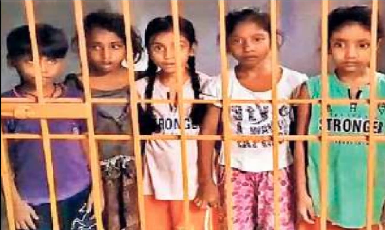 बिहार : बच्चों को क्लास रूम में बंद कर मोबाइल चार्ज करने चले गए मास्टर साहब, पुलिस पहुंची तो बाहर निकाला