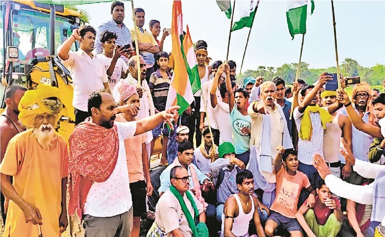 पटना के धनरुआ में किसानों ने भारतमाला सड़क परियोजना का काम रोका, जानिए क्यों जेसीबी के आगे बैठ गए