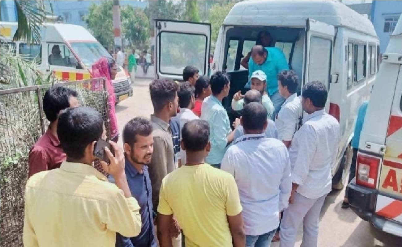मुजफ्फरपुर में छुट्टी पर आये बीएमपी जवान की पीट-पीटकर हत्या, परिजनों ने शव रखकर हाईवे जाम किया मुजफ्फरपुर में छुट्टी पर आये बीएमपी जवान की पीट-पीटकर हत्या, परिजनों ने शव रखकर हाईवे जाम किया