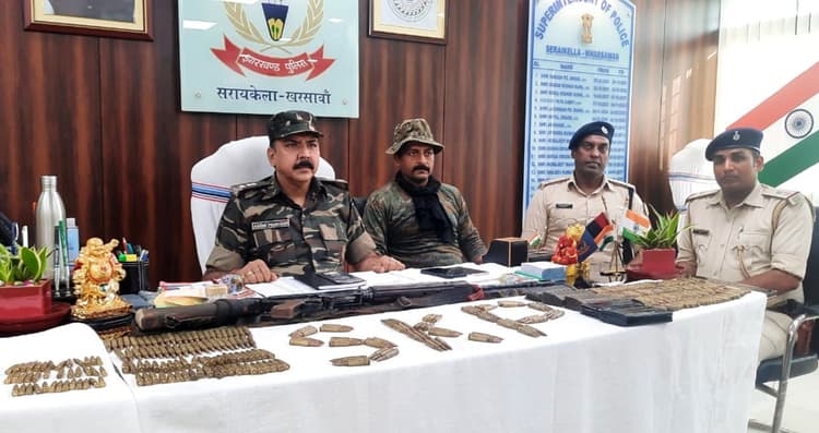 Jharkhand Naxal News: एक करोड़ के इनामी नक्सली अनल दा के साथ अमित मुंडा पुलिस को चकमा देकर भागे