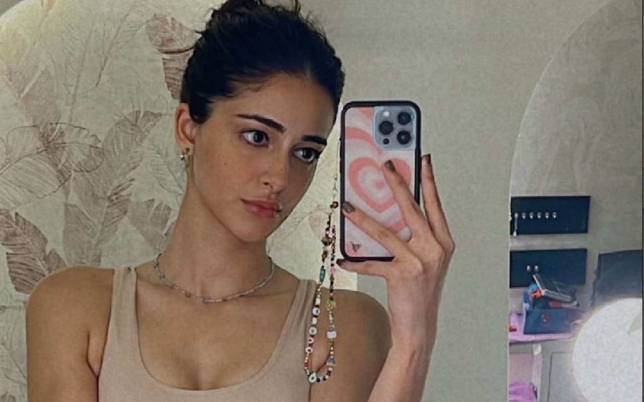 Ananya Panday बहन की मेहंदी फंक्शन में सिगरेट पीती आईं नजर, PHOTO लीक, यूजर्स ने जमकर किया ट्रोल