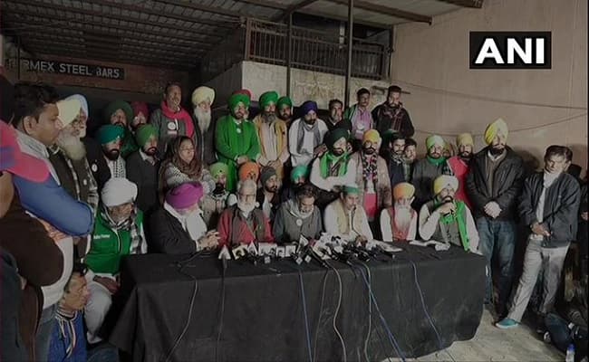 Kisan Andolan : 6 फरवरी को देशभर में तीन घंटे चक्का जाम करेंगे किसान, कई जिलों में इंटरनेट बैन, पुलिस लगा रही कांटेदार बैरिकेटिंग Kisan Andolan : 6 फरवरी को देशभर में तीन घंटे चक्का जाम करेंगे किसान, कई जिलों में इंटरनेट बैन, पुलिस लगा रही कांटेदार बैरिकेटिंग