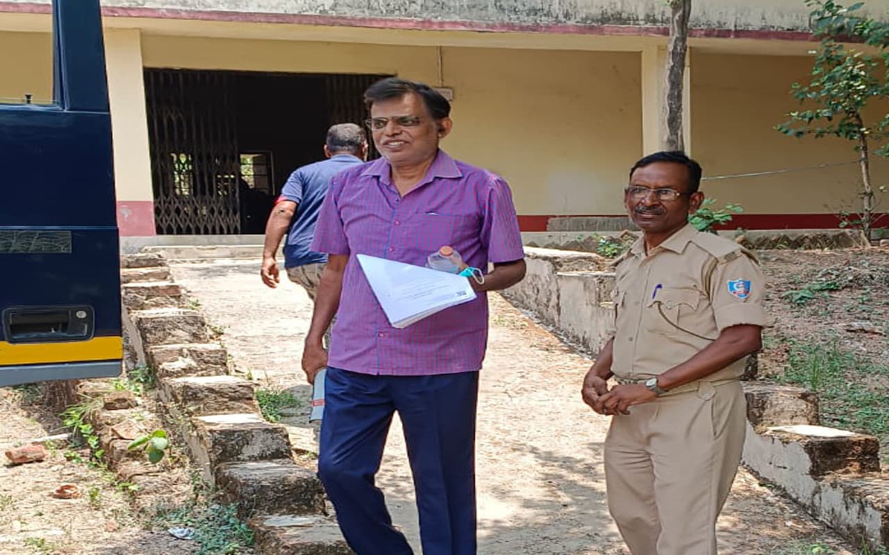 झारखंड : फाइल गायब करने के आरोपी साहिबगंज के पूर्व डीएसओ ने कोर्ट में किया सरेंडर,14 दिनों के लिए भेजे गये जेल झारखंड : फाइल गायब करने के आरोपी साहिबगंज के पूर्व डीएसओ ने कोर्ट में किया सरेंडर,14 दिनों के लिए भेजे गये जेल