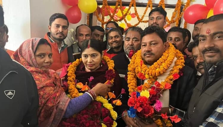 Dhanbad News: गोविंदपुर की बेटी अनीता कुमारी बिहार के समस्तीपुर में नगर परिषद की चेयरमैन बनी