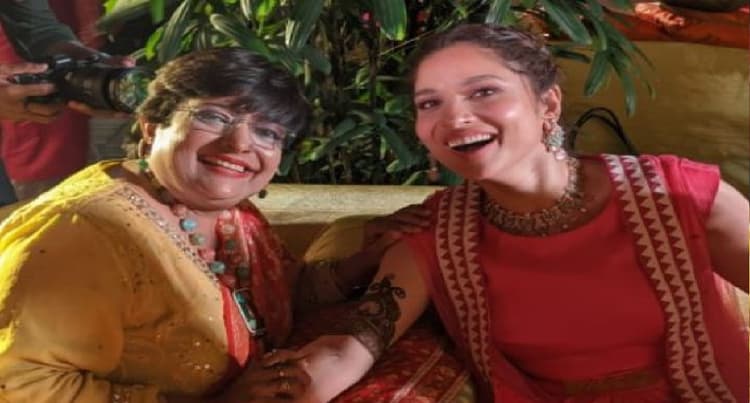 अपनी मेहंदी में होने वाले दूल्हे के सामने झूमती नजर आई अंकिता लोखंडे,हाथों पर लगाई विक्की जैन के नाम की मेंहदी