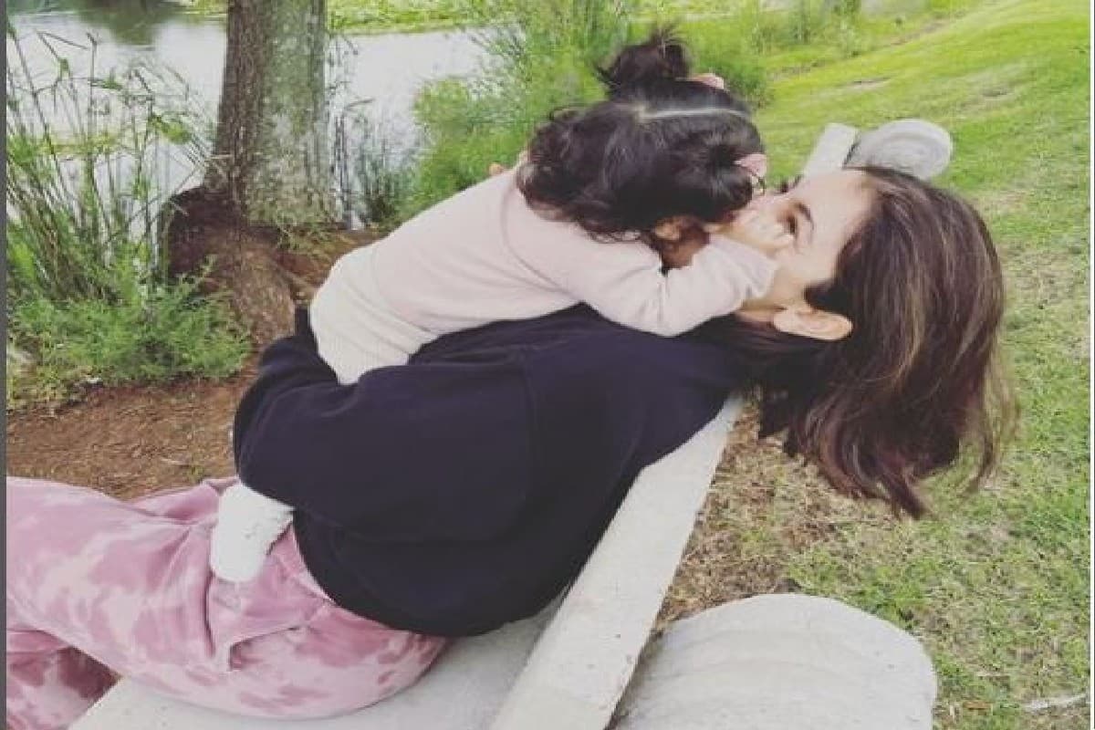 Entertainment News: अनुष्का शर्मा ने अपनी लाडली को बर्थडे किया विश, मॉम के बालों संग खेलती दिखी वामिका