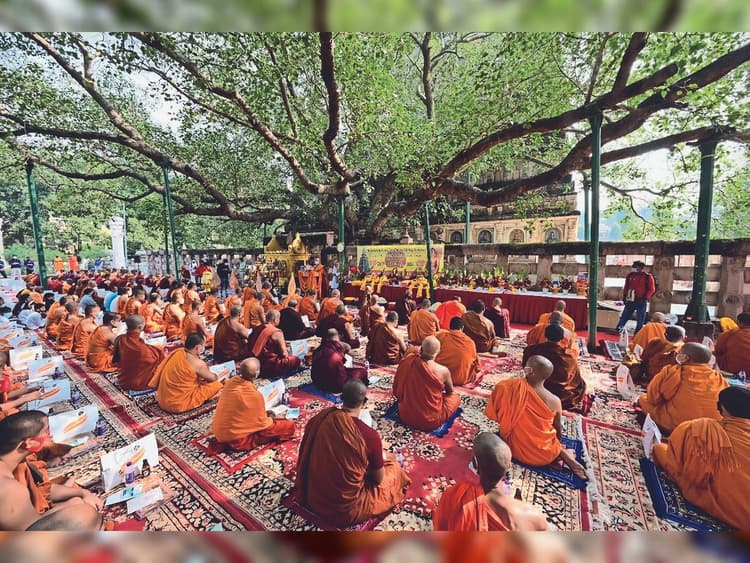 बोधिवृक्ष की छांव तले हुई विश्व शांति की कामना, भिन्न -भिन्न देशों के ढाई हजार से ज्यादा भिक्षु हुए शामिल