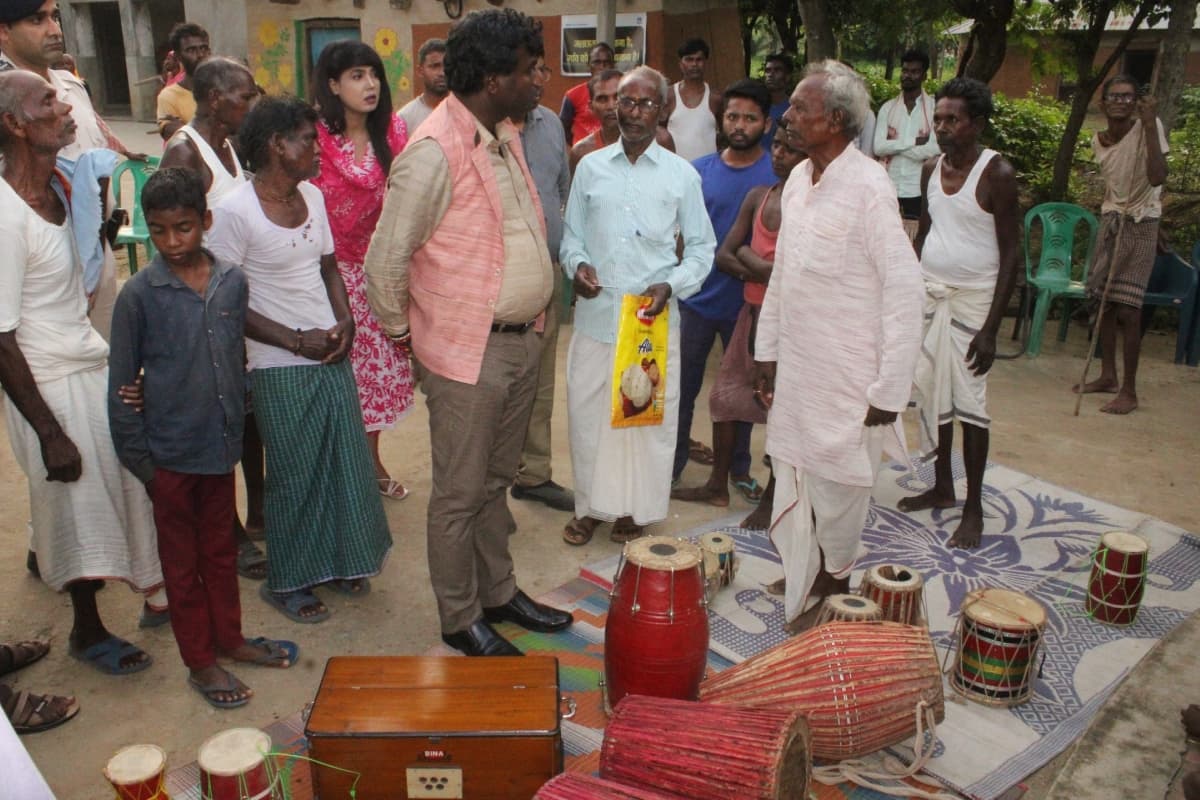 सीएम के निर्देश पर शिल्पकारों के गांव पहुंचे पूर्वी सिंहभूम डीसी वाद्ययंत्र निर्माण कार्य को लेकर क्या बोले?