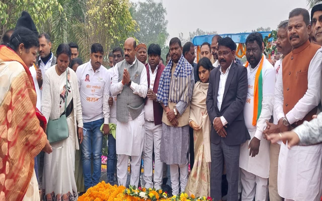खरसावां शहीद दिवस पर अर्जुन मुंडा ने दी शहीदों को श्रद्धांजलि, कहा- लें संकल्प, आदिवासी समाज पीछे ना छूटे