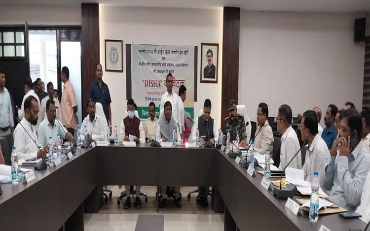 केंद्रीय मंत्री अर्जुन मुंडा ने की विकास योजनाओं की समीक्षा, कहा-आम लोगों को मिले योजनाओं का सीधा लाभ