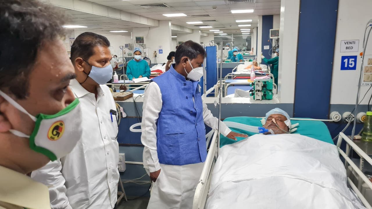 केंद्रीय मंत्री Arjun Munda पहुंचे TMH, ब्रेन हेमरेज से पीड़ित तीरंदाजी कोच Dharmendra Tiwari से की मुलाकात