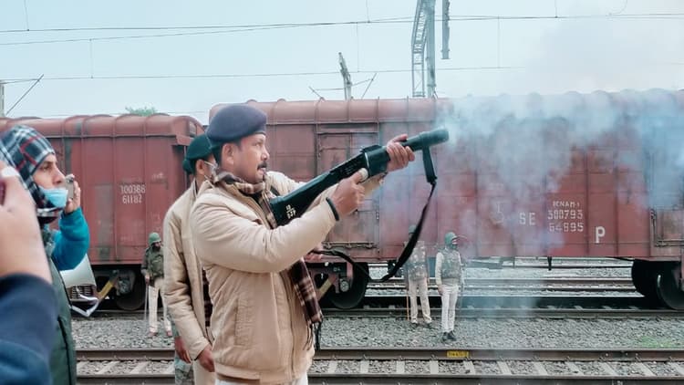 PHOTO: बिहार में नाराज छात्रों का बवाल, आरा में ट्रेन को फूंका, पुलिस ने आंसू गैस के गोले दागे