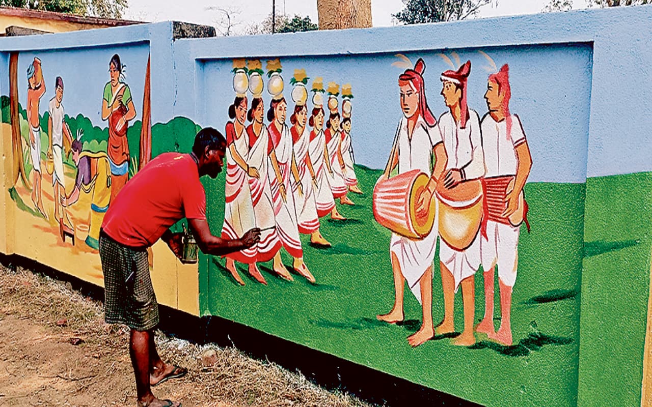 कोयलांचल की दीवारों पर झारखंडी कला- संस्कृति की खुशबू बिखेर रहे महावीर, इतने गांवों में कर चुके हैं चित्रकारी