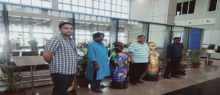 देवघर एयरपोर्ट: झारखंड की इन 4 अदिवासी सुंदरियों की कलाकृति नजर आएंगी VIP कक्ष में