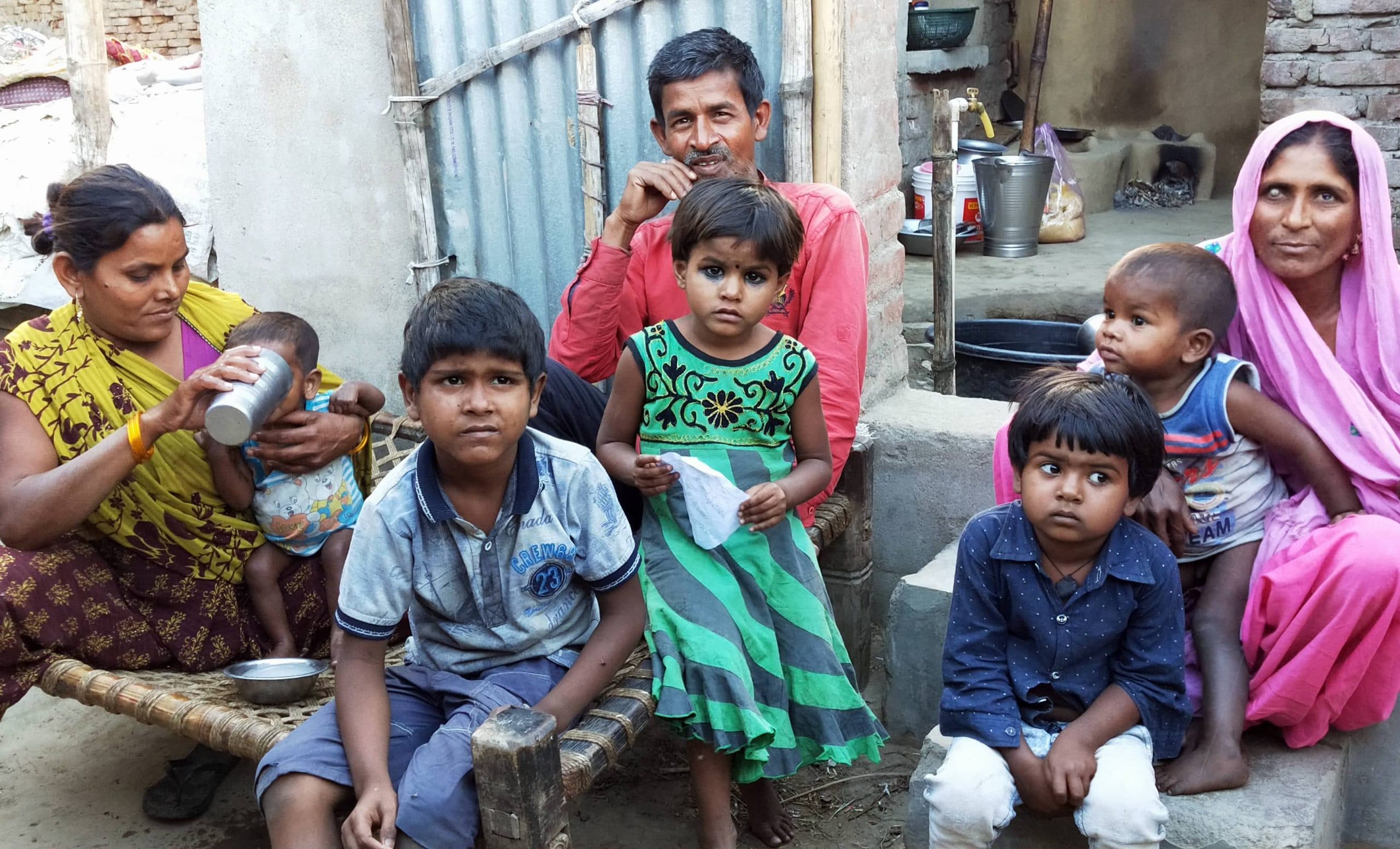 Lockdown in Bihar : तीन पत्नियों और 10 बच्चों की भूख मिटाने के लिए चौकी बेच कर दैनिक मजदूर ने खरीदा अनाज