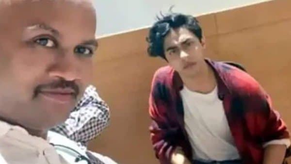 Aryan Khan Drug Case: आर्यन खान के साथ सेल्फी लेने वाले शख्स पर कसा शिकंजा, पुलिस ने जारी किया लुकआउट नोटिस