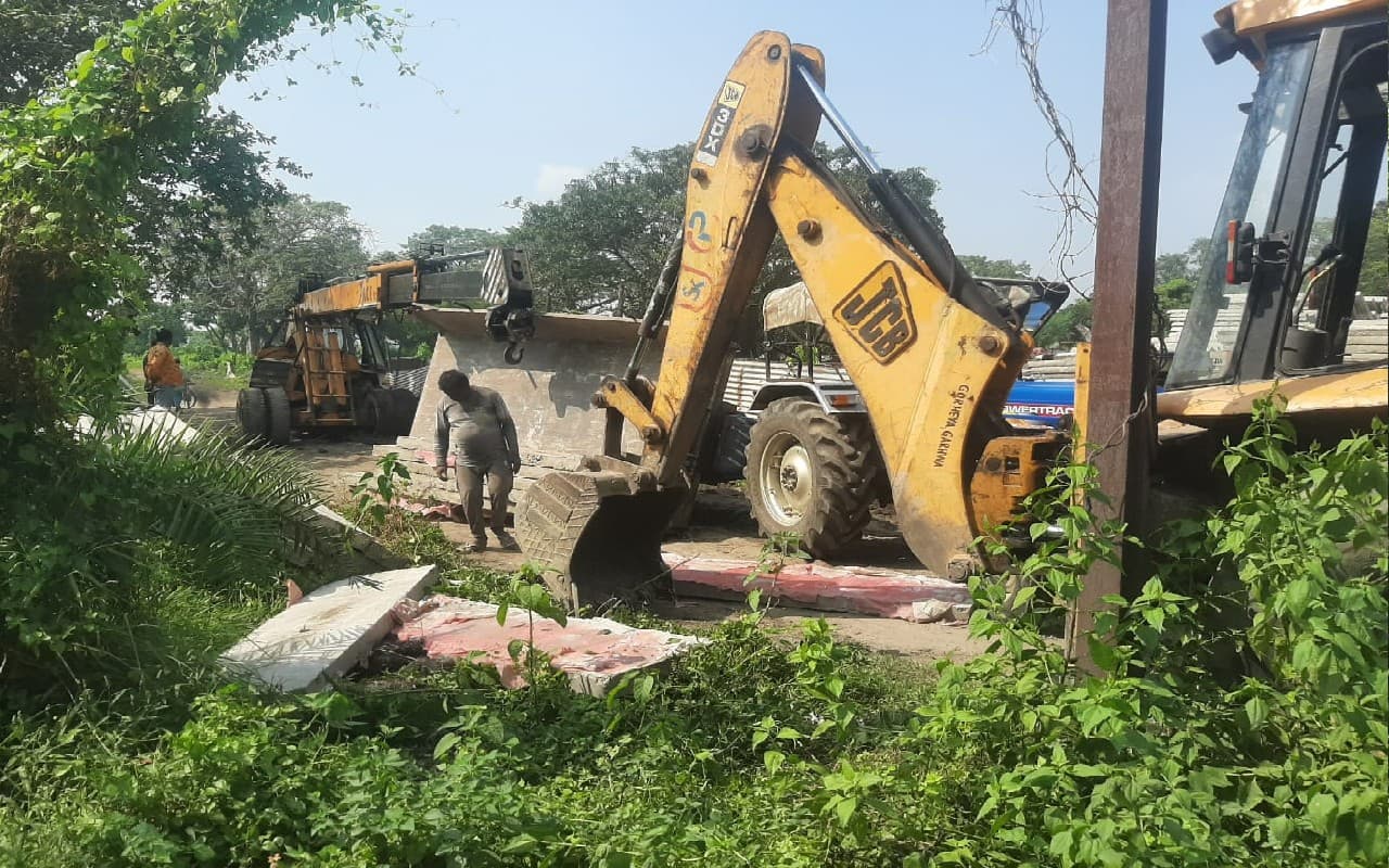 West Bengal: पानागढ़ रेलवे कॉलोनी में ट्रैक्टर ट्रॉली के नीचे दबा बिहार का मजदूर, सुरक्षा पर उठे सवाल West Bengal: पानागढ़ रेलवे कॉलोनी में ट्रैक्टर ट्रॉली के नीचे दबा बिहार का मजदूर, सुरक्षा पर उठे सवाल