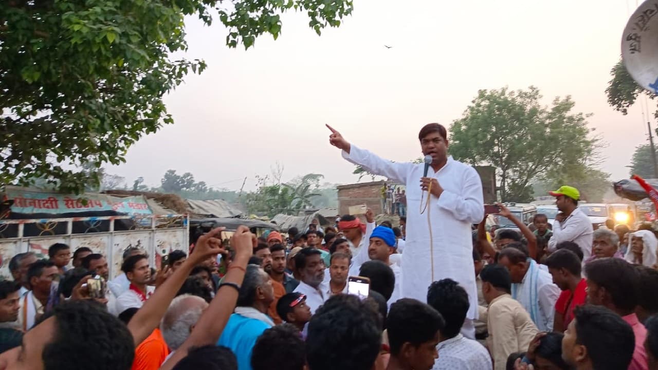 मुकेश सहनी ने कुढ़नी में किया रोड शो, कहा- वीआईपी से किसी का कोई मुकाबला नहीं
