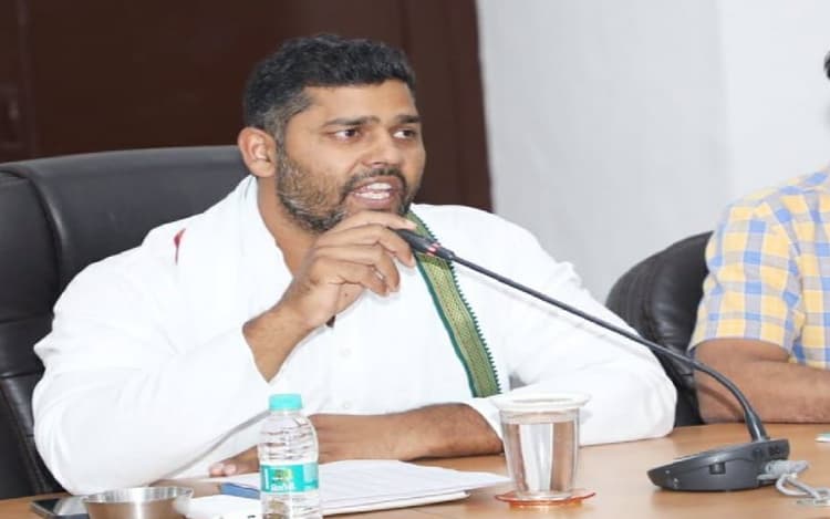 राजस्थान के खेल मंत्री अशोक चांदना पर फेंके गए जूते-चप्पल, सचिन पायलट पर लगाया ये आरोप