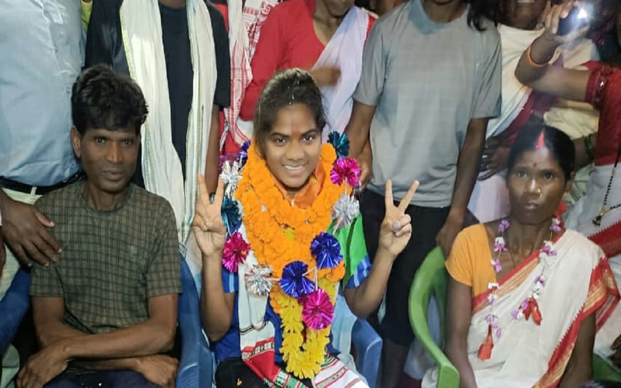 Jharkhand: गुमला की नेशनल फुटबॉलर अष्टम उरांव के गांव पहुंचने पर जश्न का माहौल, पैर धोकर किया गया स्वागत