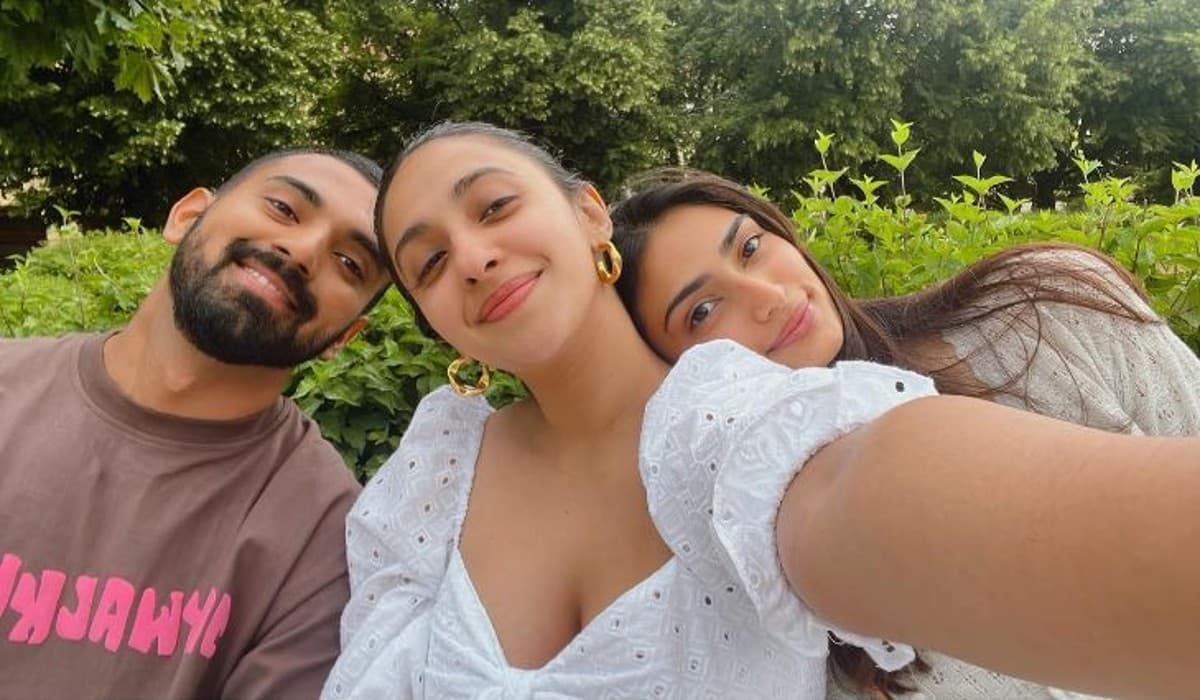 अथिया शेट्टी और केएल राहुल संग आकांक्षा ने शेयर की कई तसवीरें, एक्ट्रेस के कमेंट ने खींचा ध्यान अथिया शेट्टी और केएल राहुल संग आकांक्षा ने शेयर की कई तसवीरें, एक्ट्रेस के कमेंट ने खींचा ध्यान
