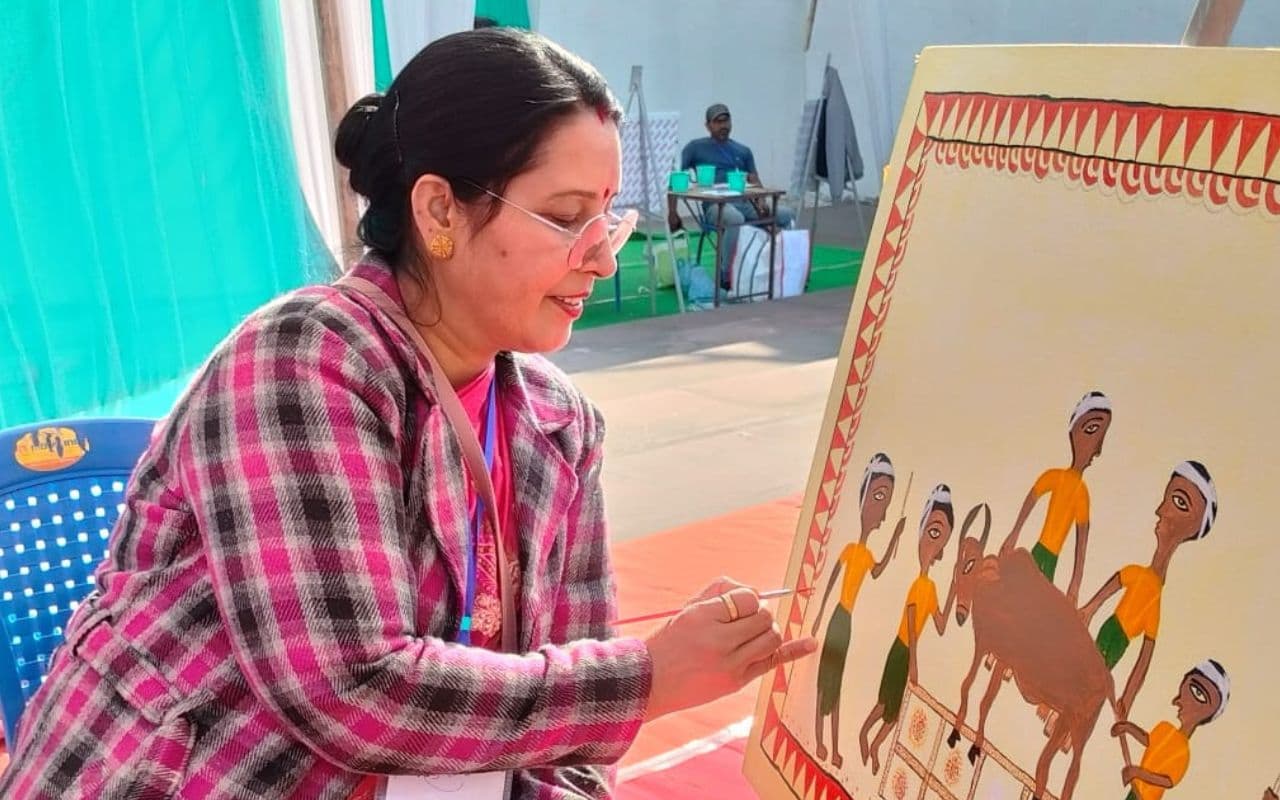 रांची के आड्रे हाउस में 19 राज्यों के कलाकारों की 140 से अधिक कलाकृतियां लोगों को कर रही आकर्षित