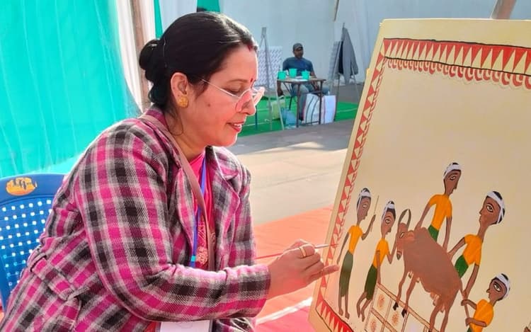 रांची के आड्रे हाउस में 19 राज्यों के कलाकारों की 140 से अधिक कलाकृतियां लोगों को कर रही आकर्षित