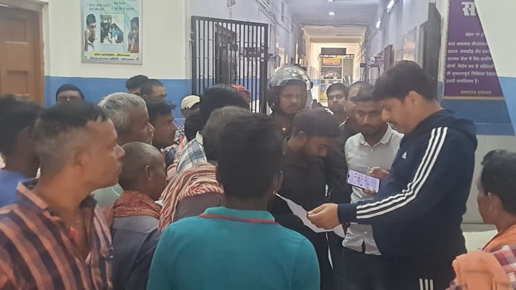 बिहार: पेड़ पर गिरा था हाई टेंशन तार, बगल में खेल रहे किशोर ने अपनी ओर खींचा, मौत