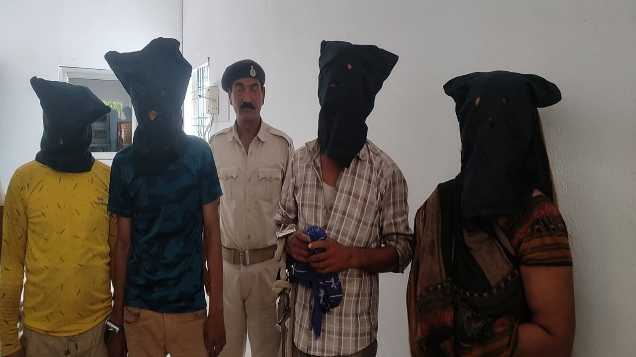 Bihar: औरंगाबाद में अंतरराज्यीय गिरोह के चार अपराधी गिरफ्तार, चाकू, मोबाइल, मास्टर चाबी व डीएल बरामद