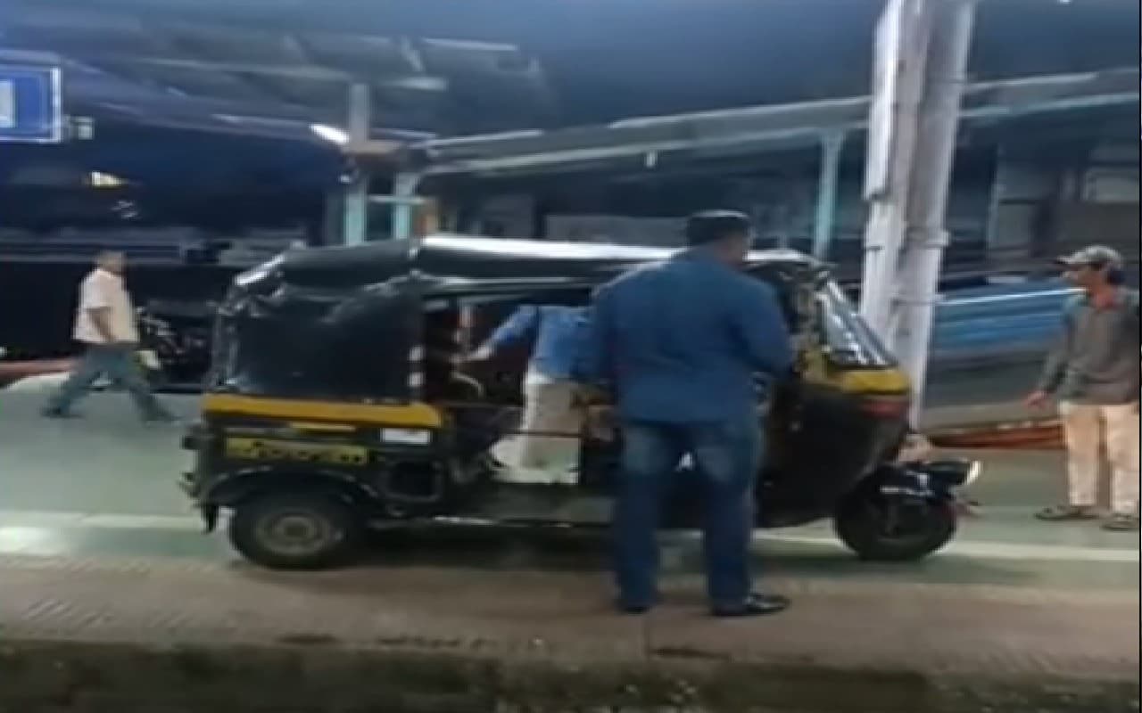 कुर्ला स्टेशन के अंदर चला रहा था ऑटो, वीडियो वायरल होने के बाद रेलवे ने लिया यह एक्शन कुर्ला स्टेशन के अंदर चला रहा था ऑटो, वीडियो वायरल होने के बाद रेलवे ने लिया यह एक्शन
