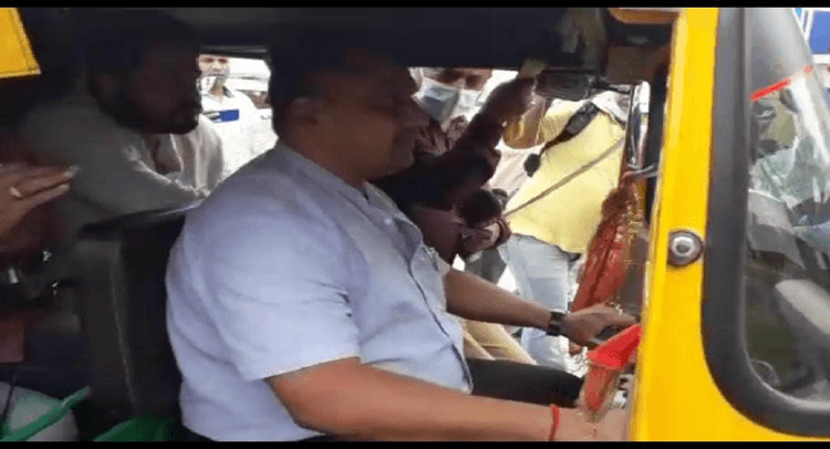 ...जब झारखंड के स्वास्थ्य मंत्री बन्ना गुप्ता ऑटो चलाकर पहुंचे विधानसभा