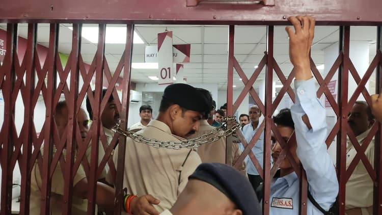 बिहार: वैशाली के एक्सिस बैंक में लूट, दिनदहाड़े 1 करोड़ से अधिक रकम लूटकर फरार हुए अपराधी