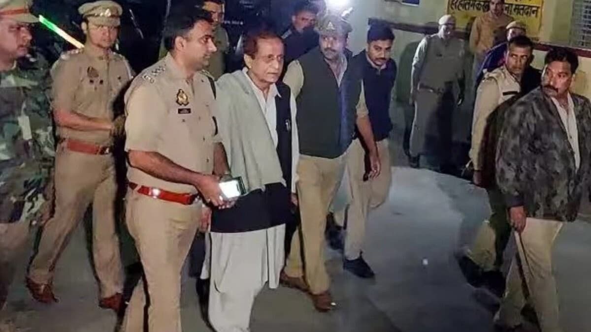 Azam Khan: सीतापुर जेल में पहली रात मच्छरों ने आजम खां की नींद में डाला खलल, मिलने पहुंचेंगे अखिलेश यादव