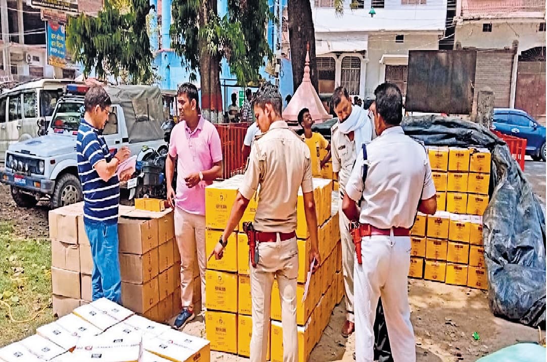 मुजफ्फरपुर के क्लब रोड से पकड़ा गया ट्रक, 409 कार्टन शराब जब्त, तीन गिरफ्तार