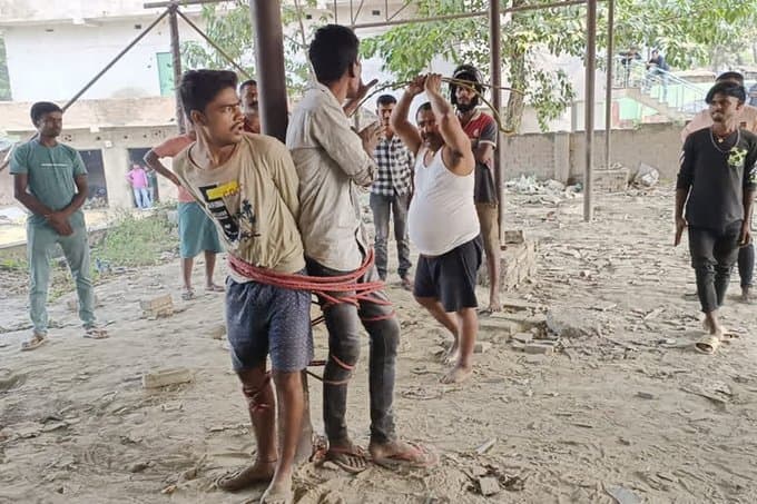 मुजफ्फरपुर में चोरों को खंभे से बांधकर भीड़ ने बर्बरता की हद पार की, चंद कदम पर था थाना..देखें Video