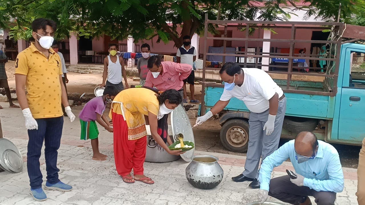 पूर्व विधायक पौलुस सुरीन ने कोरेंटिन सेंटर में श्रमिकों के लिए भोजन की व्यवस्था की
