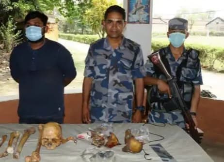 मानव अंग की 46 हड्डियों के साथ डॉक्टर धराया, नेपाल पुलिस की भारत-नेपाल सीमा पर कार्रवाई