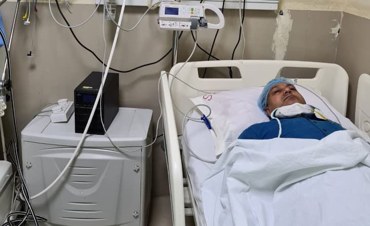 मछली खाने के दौरान डॉक्टर के गले में फंसा कांटा, बड़ी मुश्किल से मिली राहत