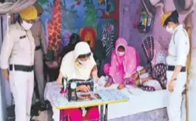 कोरोना से जंग: जेल में महिला बंदियों की टीम तैयार कर रही मास्क