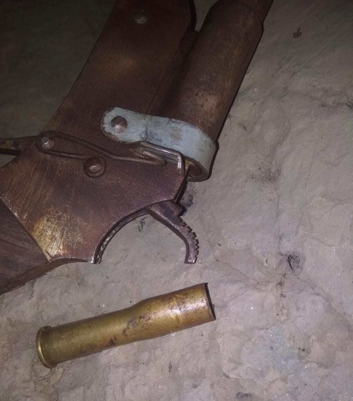 West Bengal: मालदा के स्कूल में पिस्तौल व पेट्रोल बम लेकर घुसा व्यक्ति, विद्यार्थियों को बनाया बंधक