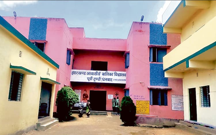 धनबाद : कस्तूरबा गांधी बालिका विद्यालय का हाल बेहाल, जमीन पर गद्दा बिछाकर सोती व दरी पर बैठ पढ़ती हैं छात्राएं