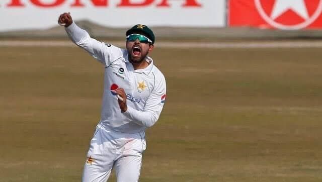 PAK vs BAN: बाबर आजम ने पहली बार की गेंदबाजी तो लोगों को आयी सहवाग की याद, देखें वीडियो PAK vs BAN: बाबर आजम ने पहली बार की गेंदबाजी तो लोगों को आयी सहवाग की याद, देखें वीडियो