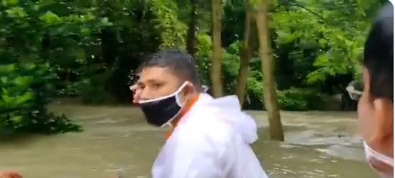 Flood in Bihar: बाढ़ में फंसे बुजुर्ग को सता रहा था मौत का डर, फरिश्ते बनकर आए डीएम-एसपी, देखें वीडियो