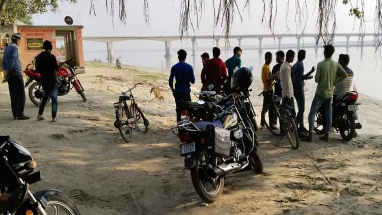 मुबारकपुर कांड: छपरा में दो दिनों से इंटरनेट बंद, 100 करोड़ का व्यापार प्रभावित,नदी किनारे जाकर युवा कर रहे काम