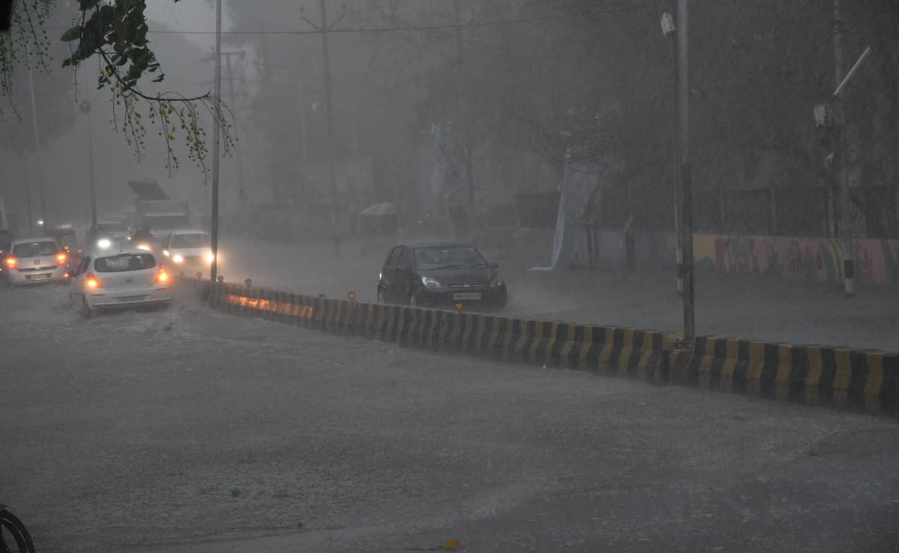 पटना में मानसून की बारिश के बाद गर्मी से मिली राहत, जलजमाव से लोग परेशान, देखें तस्वीरें