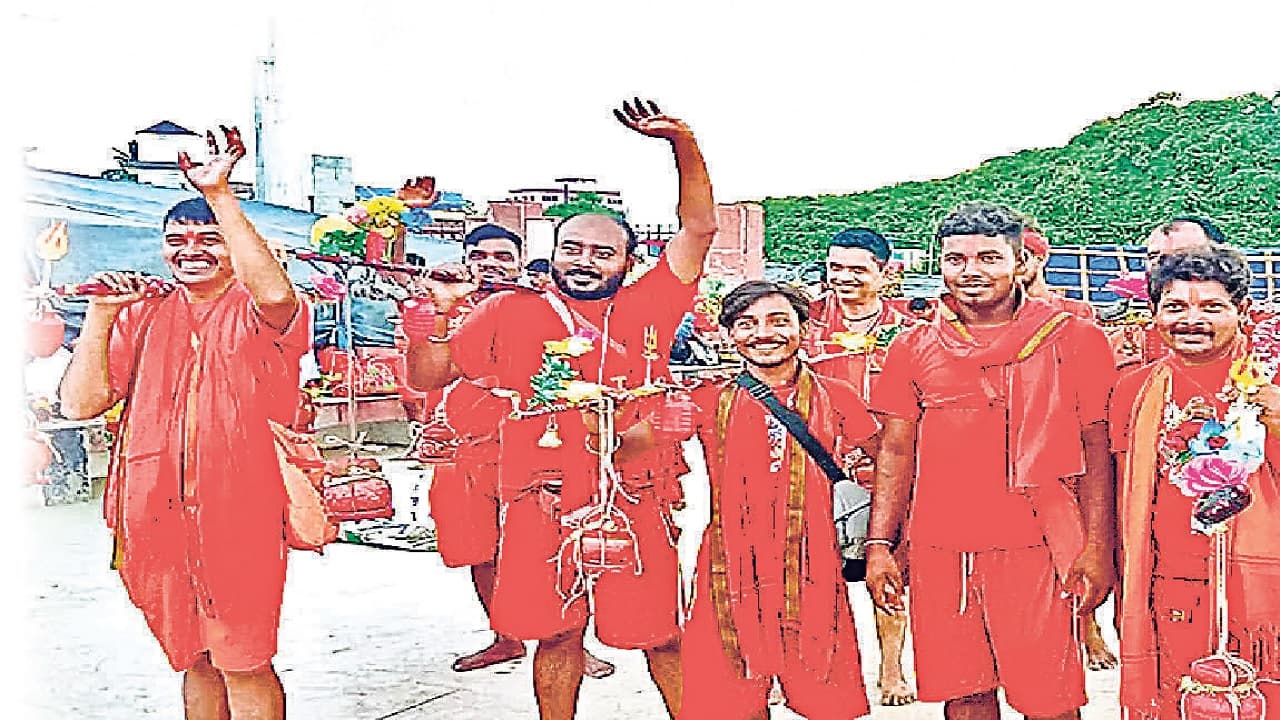 निरसा के ओंकार बाबा पर युवती ने लगाया यौन शोषण का आरोप, परचा बांट कर फैलायी सनसनी निरसा के ओंकार बाबा पर युवती ने लगाया यौन शोषण का आरोप, परचा बांट कर फैलायी सनसनी