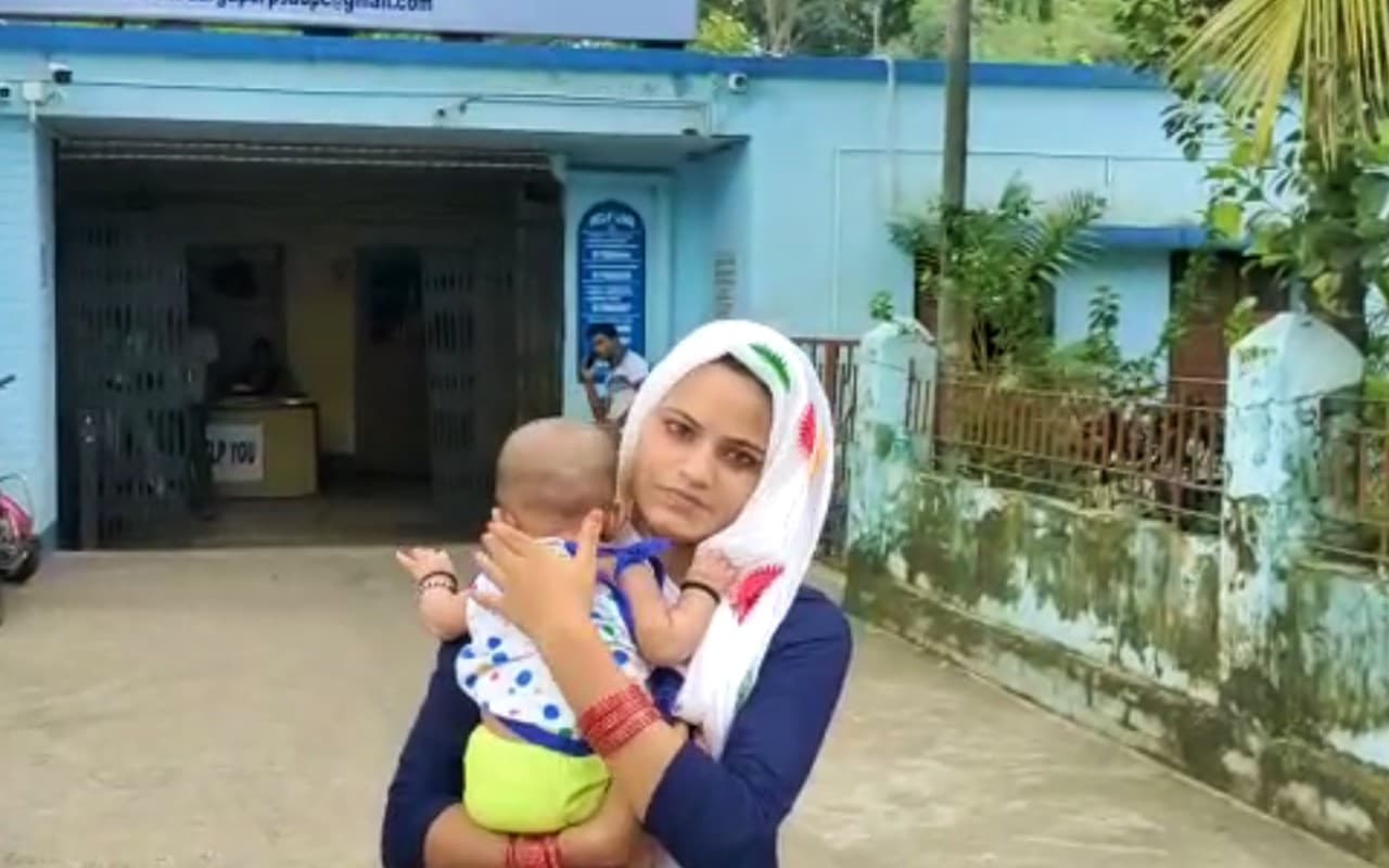 West Bengal News: इलाज के नाम पर नवजात को बिहार में बेचने वाली नानी गिरफ्तार, दो माह बाद बच्ची बरामद West Bengal News: इलाज के नाम पर नवजात को बिहार में बेचने वाली नानी गिरफ्तार, दो माह बाद बच्ची बरामद