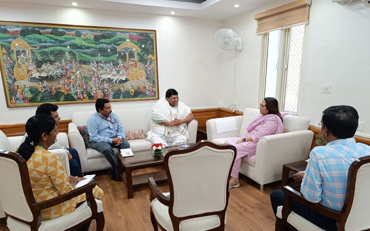 नयी दिल्ली: कृषि मंत्री बादल पत्रलेख ने मोबाइल वेटनरी एंबुलेंस व बेकन फैक्ट्री को लेकर की ये मांग