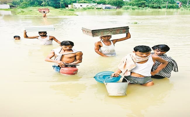 Bihar Flood: मुजफ्फरपुर में खतरे के निशान से ऊपर बह रही बूढ़ी गंडक, बाढ़ से तबाह हजारों परिवार पलायन को मजबूर